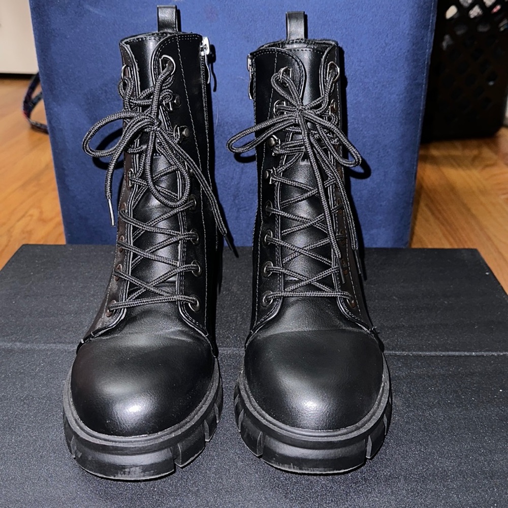 Combat boots